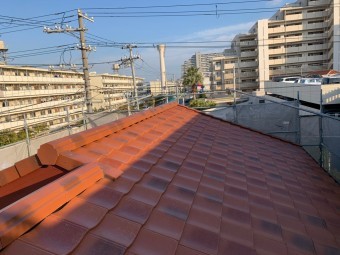 棟瓦取り付けの様子