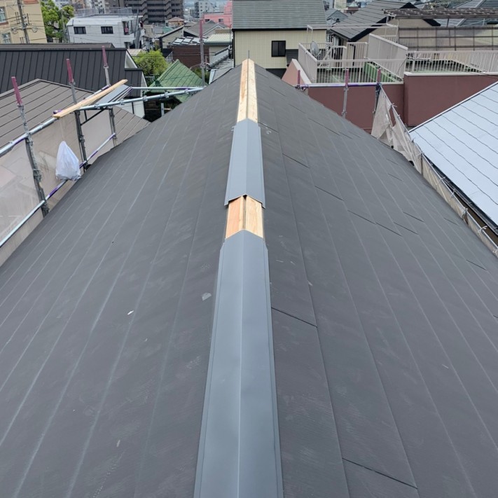 棟板金を取り付けている様子