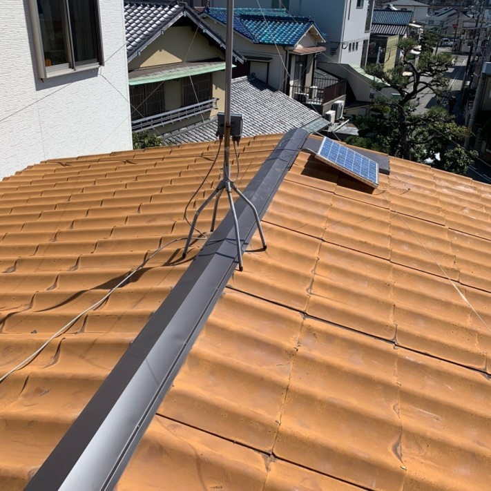 棟板金を取り付けた様子