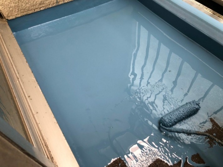 土間にウレタン防水を塗っている様子
