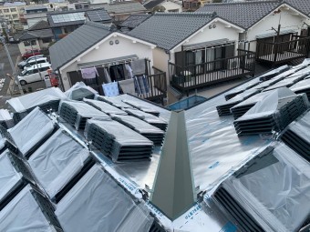 屋根材を配っている様子