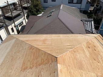 下地用合板を貼っている様子