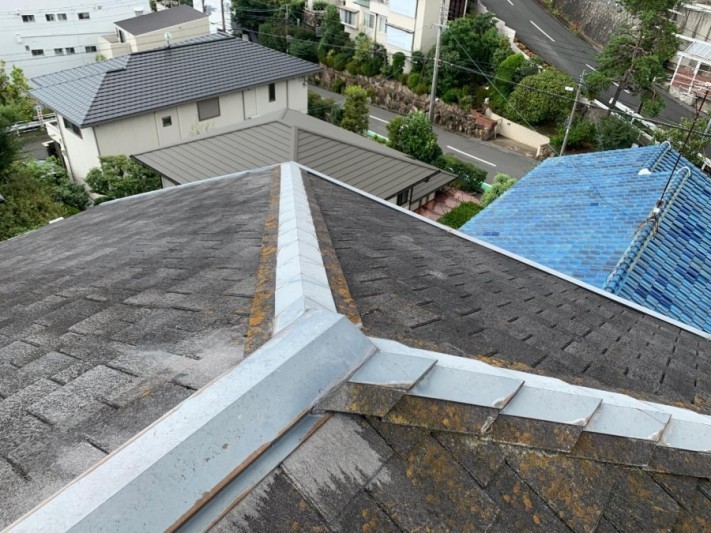 1部寄棟になっている棟板金の様子