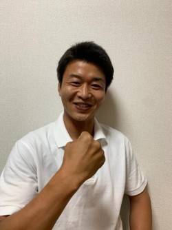 笑顔のガッツポーズの写真