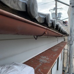 経年劣化した雨樋の様子