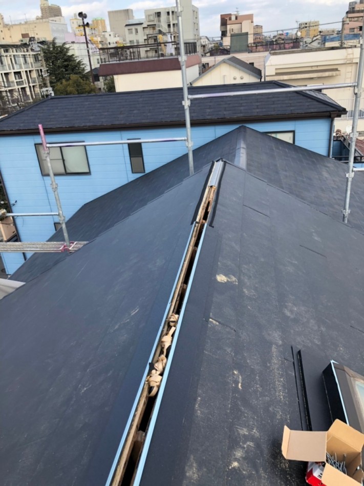 神戸市での換気棟取り付けで屋根材に穴をあけた様子