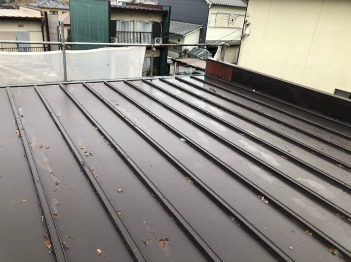 錆が出てきているトタン屋根の様子