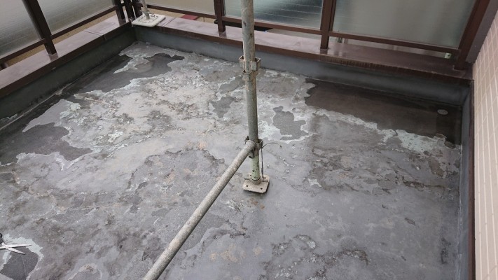 劣化したウレタン防水
