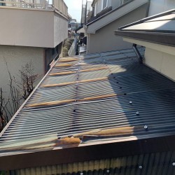 劣化してボロボロになった波板の様子
