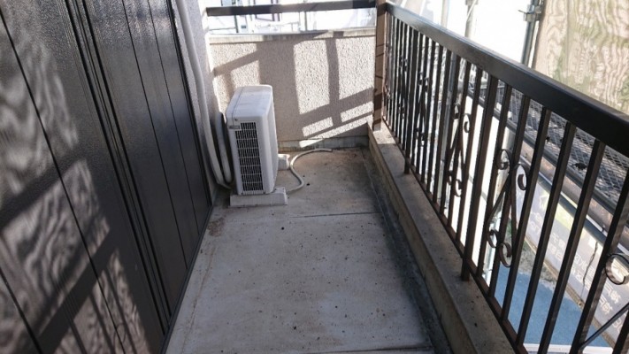 淡路市で雨漏り修理でケレンしている様子