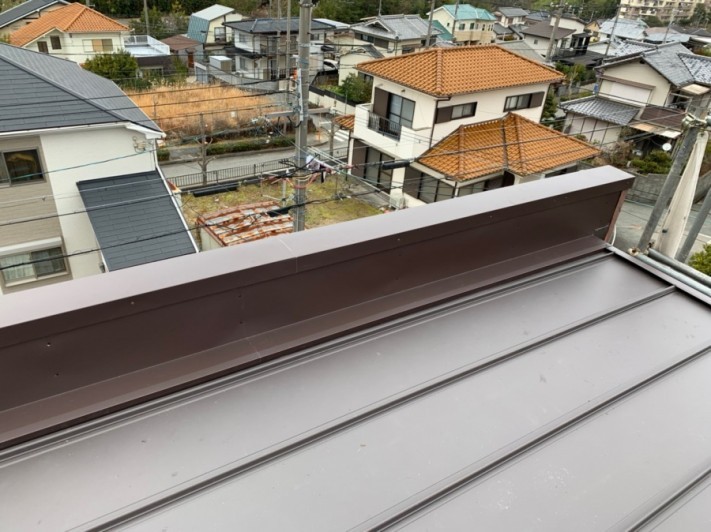 端部に板金を貼った様子