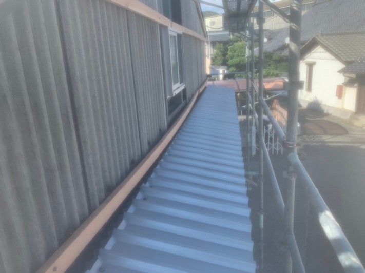 庇屋根を葺いた様子