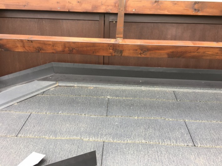 雨押え板金を取り付けた様子
