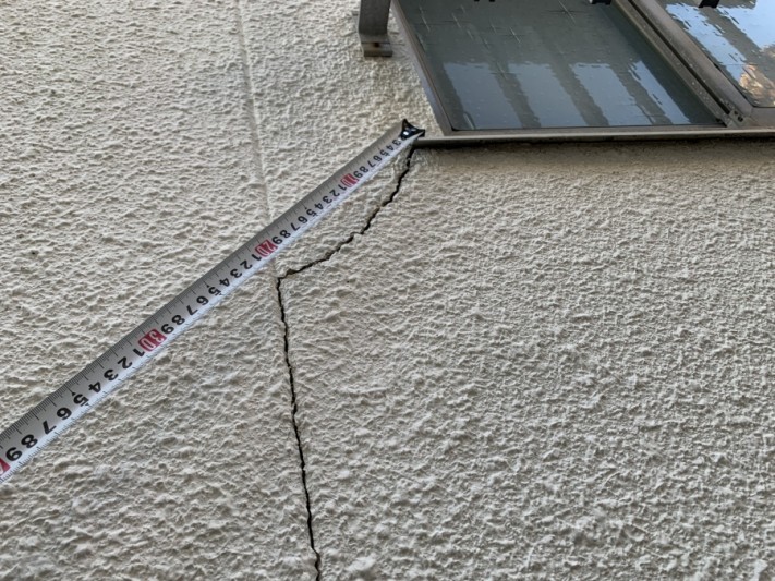 窓の隅からひび割れしている様子