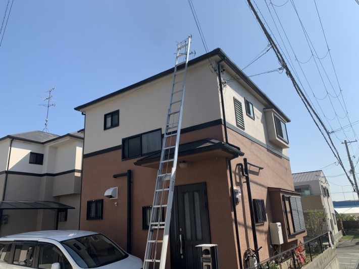 屋根に梯子を掛けている様子