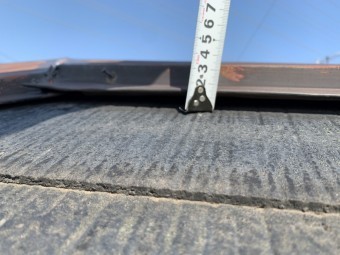 棟板金が浮いている様子