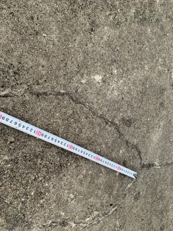 防水層にひび割れが出来ている様子