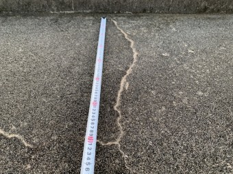 防水層にひび割れができている様子