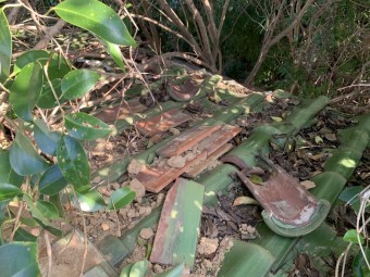 台風被害で瓦屋根が崩壊した様子 火災保険適応