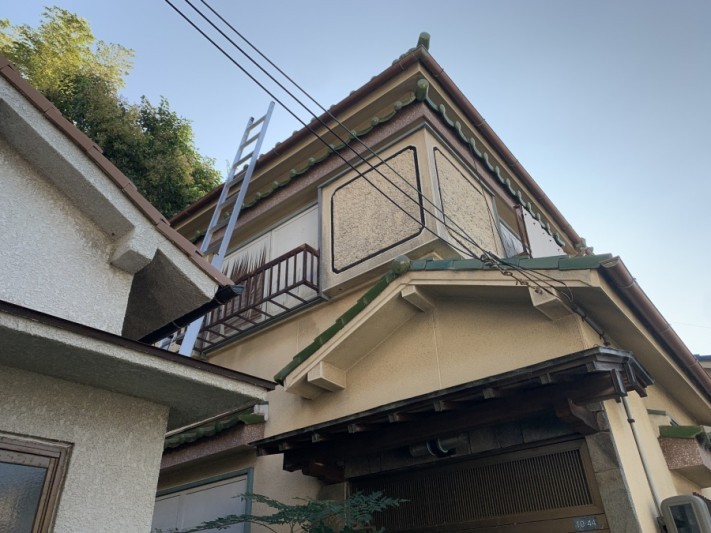 屋根に梯子を掛けている様子