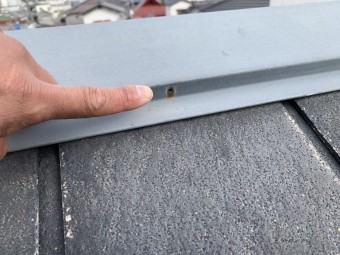 棟板金の釘が抜け落ちている様子