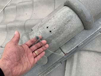 棟瓦を結束している銅線