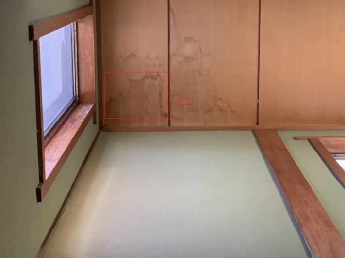 神戸市垂水区での瓦屋根点検で雨漏りにより室内の天井にシミができている様子