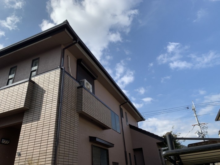 明石市の雨樋から水漏れしているお家