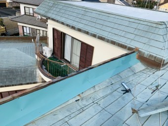 雨押え板金を取り付けた様子
