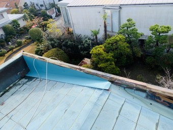 雨押え板金を取り付けている様子