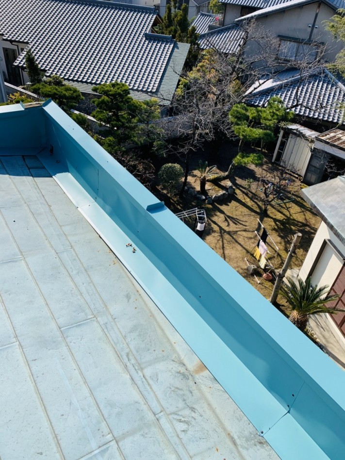 笠木板金を取り付けた様子