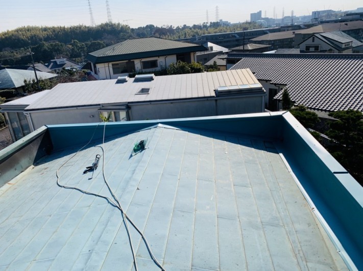 笠木板金を取り付けた様子