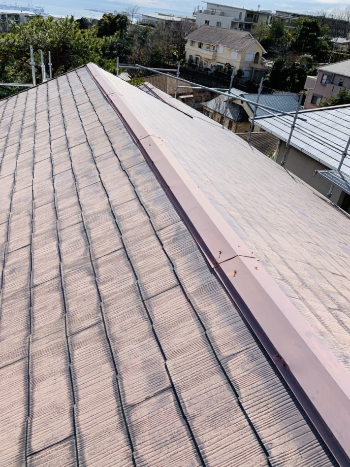 劣化したスレート屋根の棟板金の様子