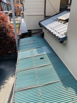 経年劣化したポリカ波板
