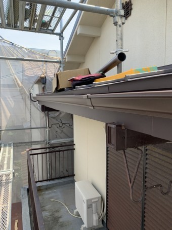 ベランダ屋根に雨樋を付けた様子