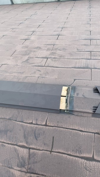 棟板金を取り付けている様子