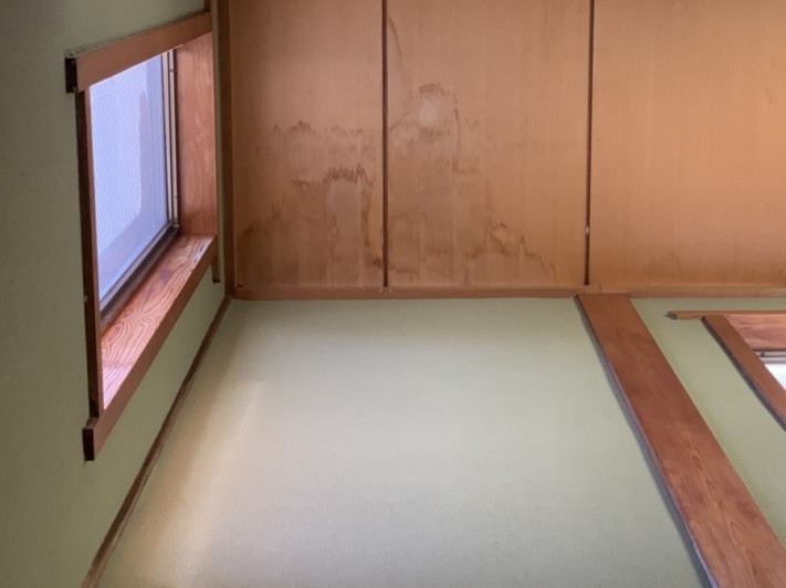 神戸市須磨区での屋根工事無料見積もりで天井にシミが付いている様子