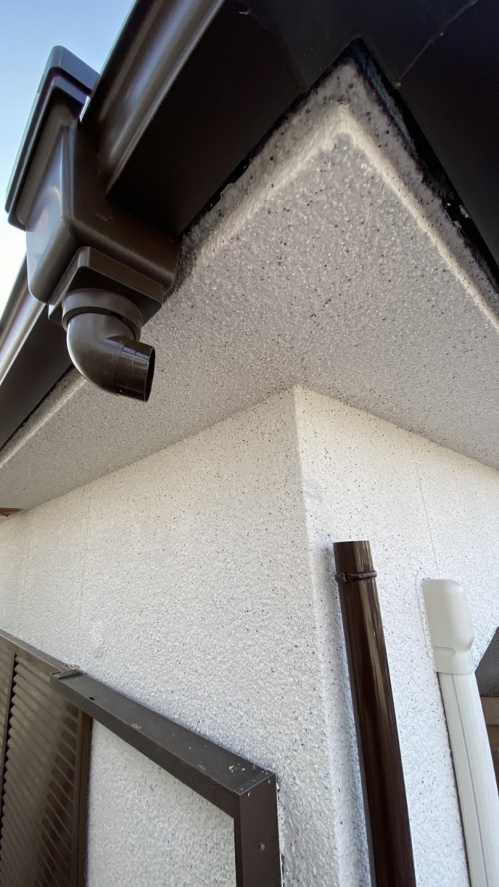 淡路市での雨樋修理で軒樋を取り付けている様子