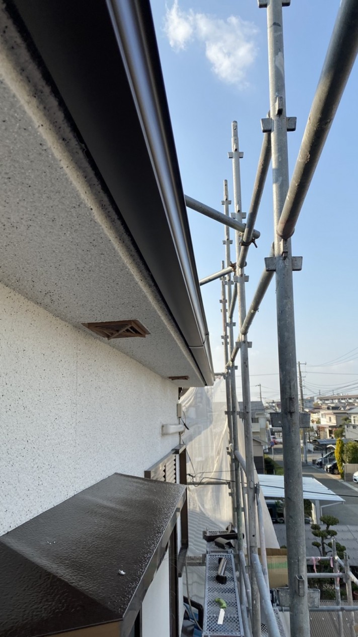 淡路市での雨樋修理で軒樋を取り付けている様子