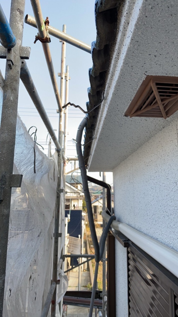 淡路市での雨樋修理で受け金具を撤去した様子