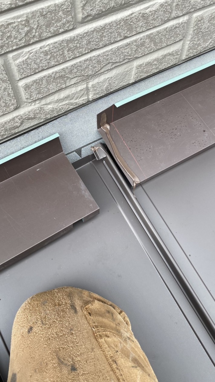神戸市垂水区での屋根修理で雨押え板金を取りつけている途中