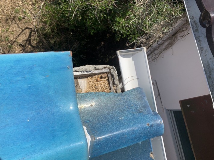 三木市での瓦屋根修理のお見積もりで割れている瓦を発見