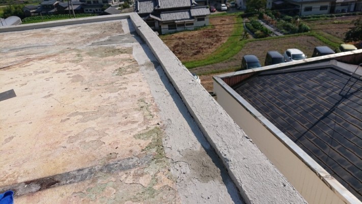 立ち上がりにセメントを塗った様子