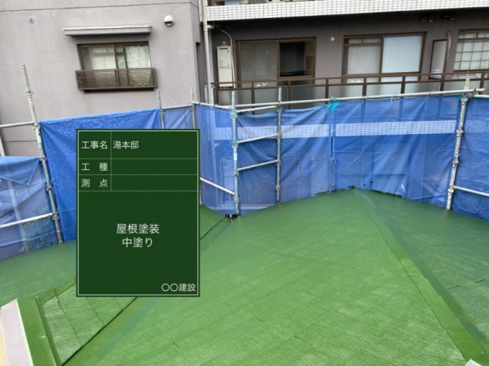 神戸市垂水区での屋根塗装で中塗りしている様子