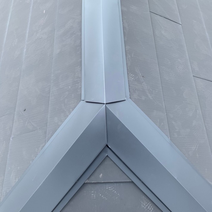 棟板金の収まりの様子