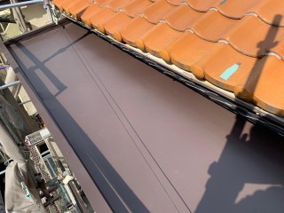 カバー工法した庇の様子