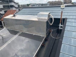 劣化したスレート屋根の様子
