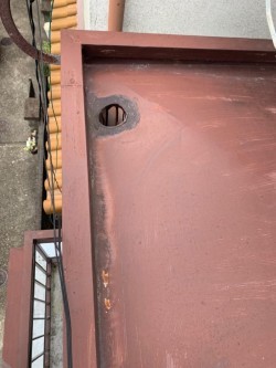 ベランダ上のトタン屋根の様子