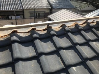 棟金具と棟木を取り付けた様子