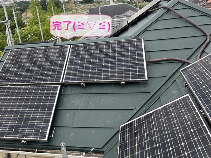 三木市のソーラーパネル設置の屋根改修工事で屋根に穴を開けずにパネル設置が完了した現場の様子